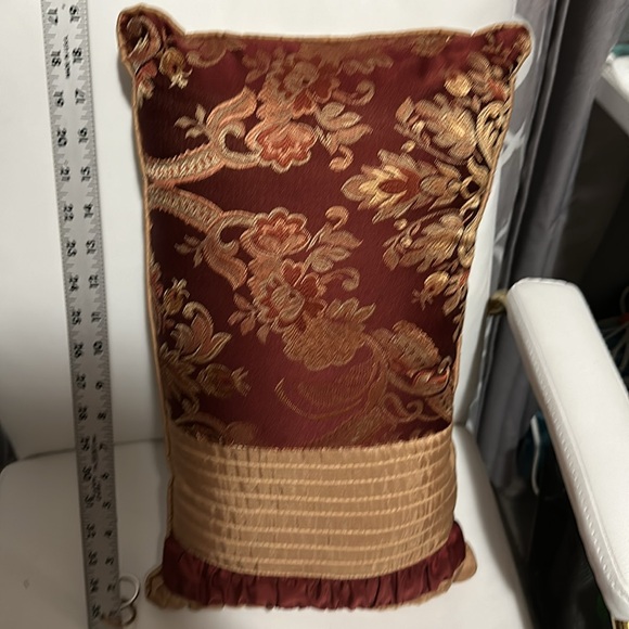 Nice maroon pillow no tags Used in like new condition - Picture 7 of 8